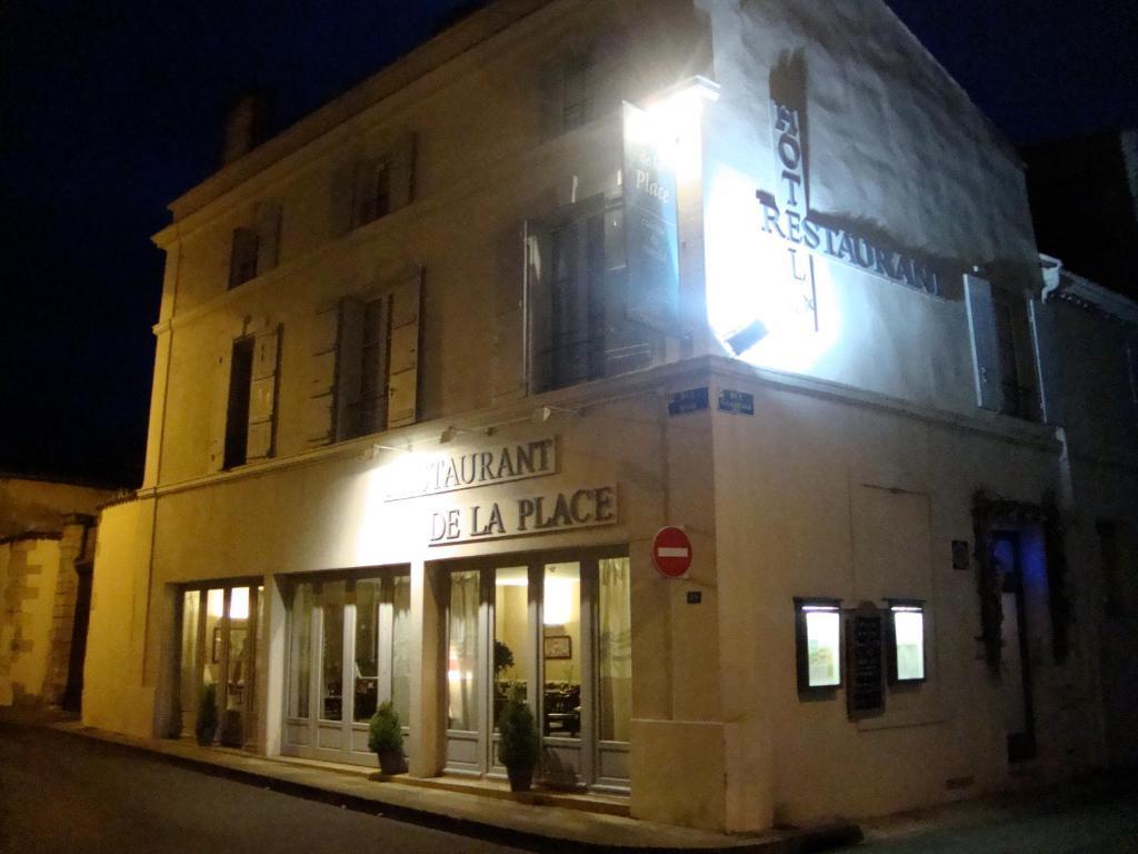 Hotel Restaurant De La Place Saint-Jean-dʼAngély Exterior foto